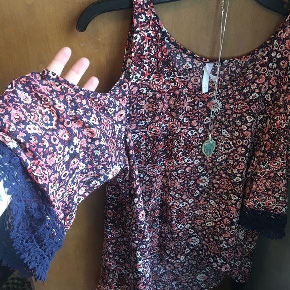 Cold shoulder blouse - Picture 2 of 6